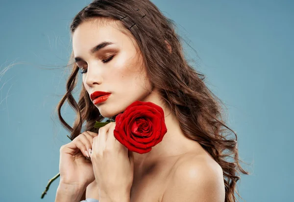 Appassionato donna con rosa rossa ombretto su palpebre sfondo blu vista ritagliata — Foto Stock