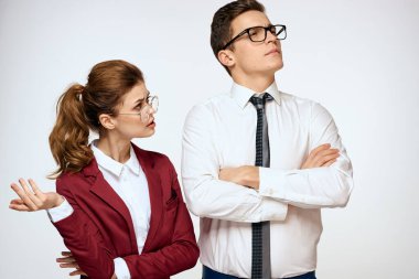 İş adamı ve kadın iş arkadaşı ofis ekibi arka planı aydınlatıyor