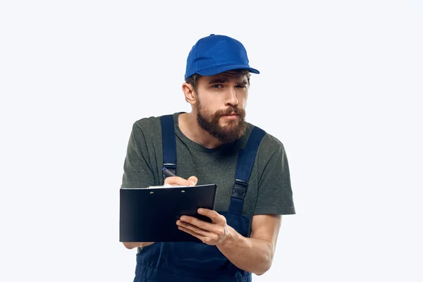 Hombre en documentos uniformes de trabajo entrega cargador transporte luz fondo — Foto de Stock