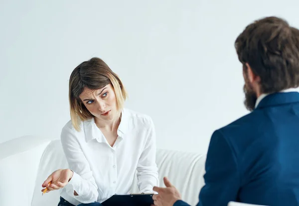 Donna e uomo in giacca e cravatta discutono qualcosa al lavoro al chiuso — Foto Stock