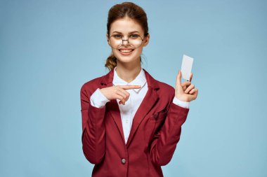 Zarif kadın kırmızı ceket kartviziti resmi özgüvenli yaşam tarzı mavi arka plan