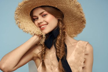 Saçları örgülü romantik insanlar. Arka planda gri bir şapka giyiyorlar.