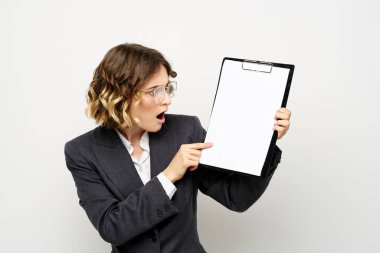 Açık arkaplan görüntüsü ve gömlekli takım elbisesi olan bir iş kadını