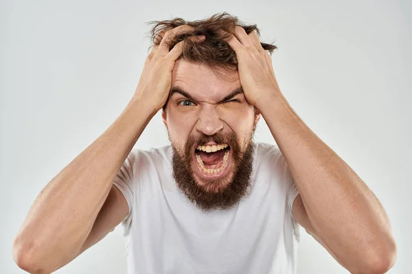 Emotionele man met een baard gebaar met zijn handen close-up studio agressie — Stockfoto