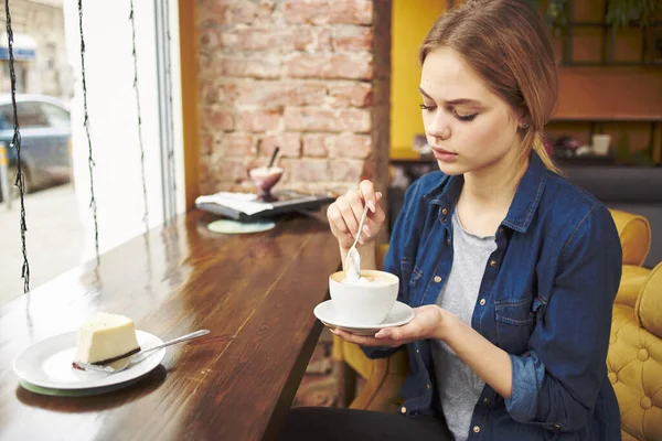 커피를 마시며 아침 대화를 나누는 카페에서 테이블에 앉아 있는 여성 — 스톡 사진
