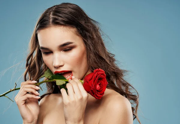 Appassionato donna con rosa rossa ombretto su palpebre sfondo blu vista ritagliata — Foto Stock