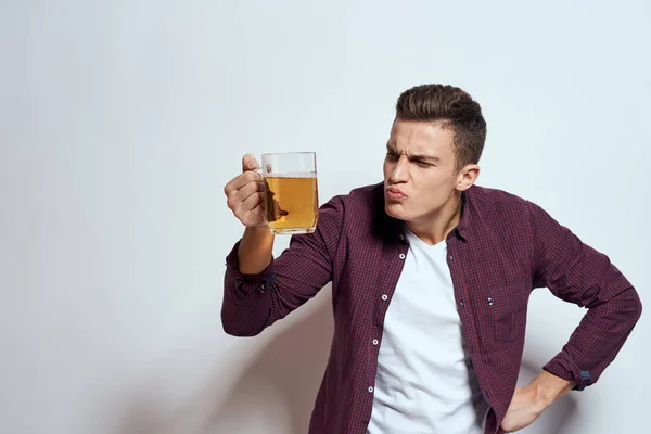 Чоловік з чашкою пива весело алкогольний спосіб життя сорочка світлий фон — стокове фото