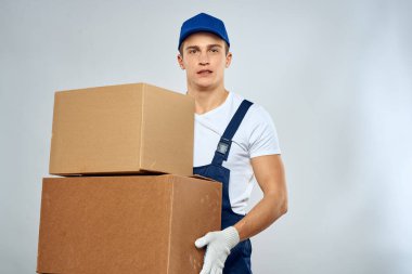 Elinde kutular olan üniformalı bir işçi. Yükleyici yaşam tarzı.
