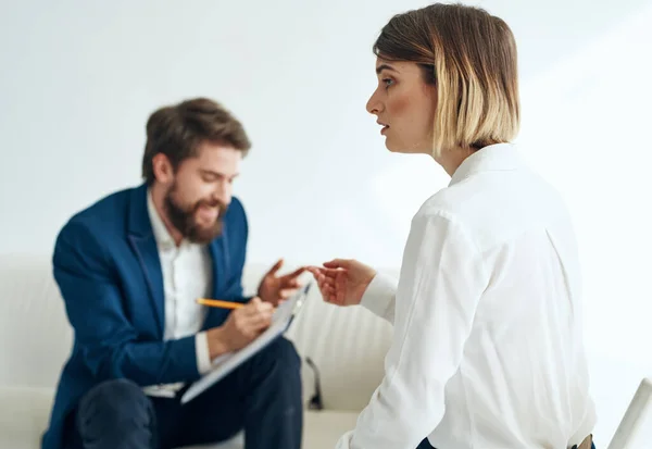 Homens e mulheres colegas de trabalho funcionários de comunicação profissional — Fotografia de Stock