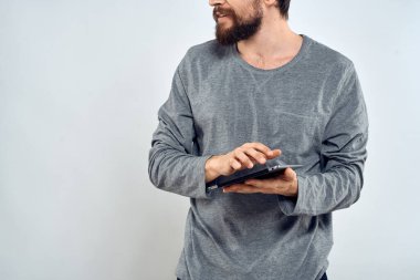 Elinde tabletle internet yaşam tarzı teknolojisi olan adam kendine güvenen kırpık manzaralı.