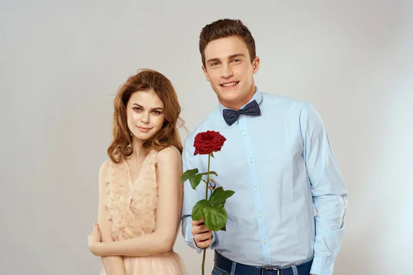 Alegre jovem casal romance abraçar relacionamento vermelho rosa estilo de vida luz fundo — Fotografia de Stock