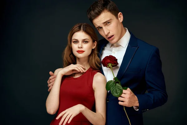 Luxusní pár objetí romantika vztah růže přes tmavé izolované pozadí — Stock fotografie