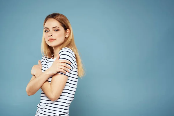 Hezká žena pruhované tričko zábava emoce životní styl modré pozadí — Stock fotografie