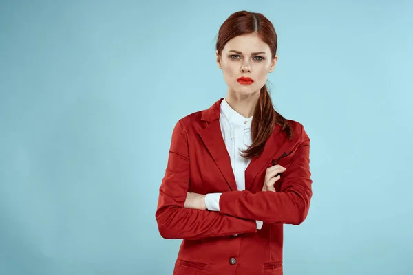 Kırmızı ceketli, parlak makyajlı, kendine güvenen, kendine güvenen, zarif bir kadın. — Stok fotoğraf