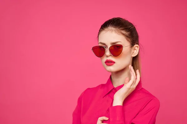 Mujer en camisa rosa y gafas marrones recortadas ver modelo de moda emociones gestos manos retrato — Foto de Stock