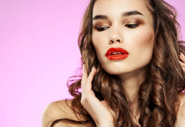 Romantische Frau mit roten Lippen Lidschatten und rosa Hintergrund — Stockfoto