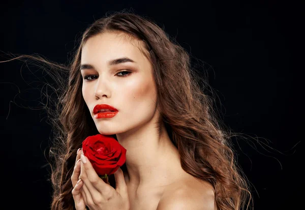 Charmante vrouw met rode roos oogschaduw heldere make-up zwarte achtergrond — Stockfoto