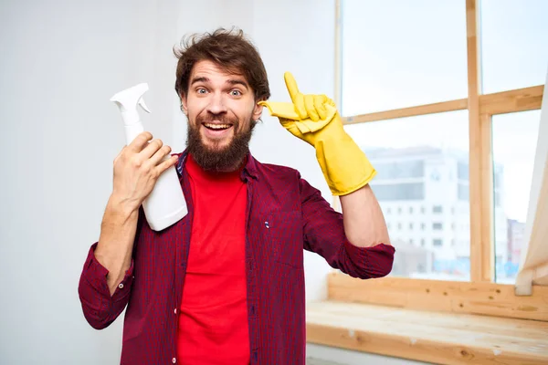 Neşeli adam temizlik deterjanı ev ödevi hijyen iç mimarisi — Stok fotoğraf