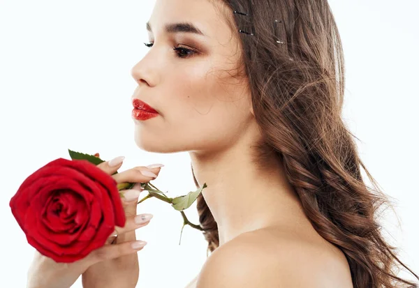 Привлекательные люди с красным цветком на плече, обнаженной шеей и ярким макияжем — стоковое фото