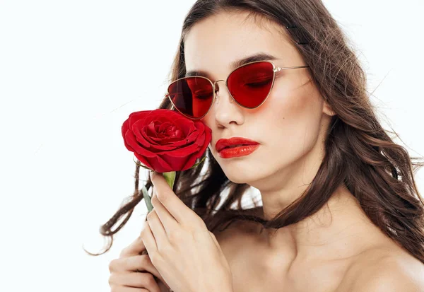 Női modell napszemüvegben gazdaság virág közel arc vágott kilátás — Stock Fotó