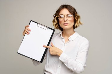 Gri arkaplan üzerine dosya klasörüne sahip iş kadını iş görüşünü kırptı