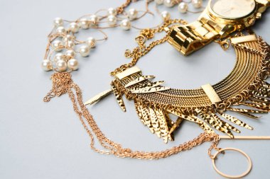 Boyun aksesuarlarındaki süslemeler gri arkaplanı izliyor