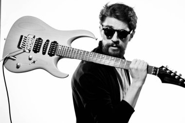 Elinde gitar tutan bir adam. Müzik duyguları. Siyah deri ceket.
