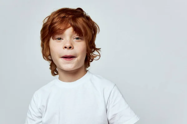 Emocional pelirroja chico blanco camiseta recortada ver infancia — Foto de Stock
