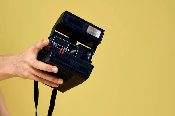 Фотокамера в руках чоловіка професійне обладнання хобі Креативний підхід студія обрізаний вид — стокове фото