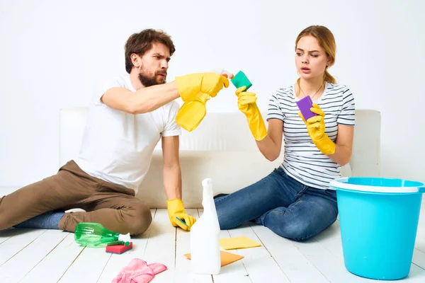 Hombre y mujer lavado de pisos suministros de limpieza interior trabajo en equipo — Foto de Stock