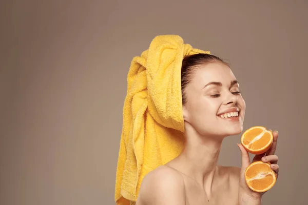 Wanita ceria dengan jeruk di tangannya perawatan spa kulit bersih — Stok Foto