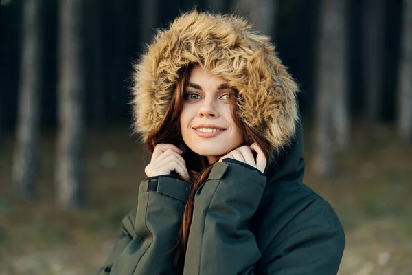 Mujer bonita en una chaqueta de otoño en el fondo del bosque sonrisa viaje —  Fotos de Stock