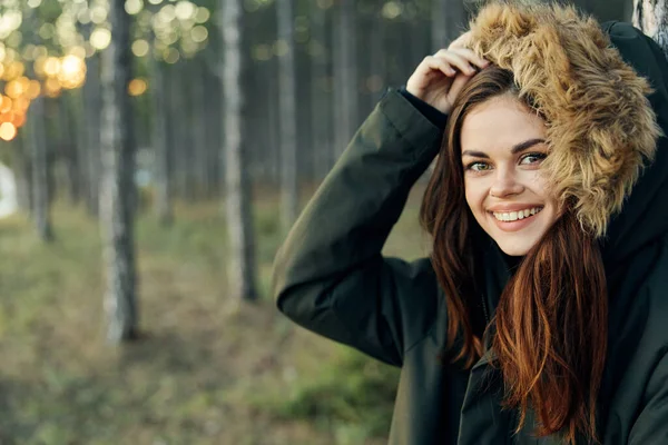 Mulher sorridente casaco com capuz cabeça viagem estilo de vida — Fotografia de Stock