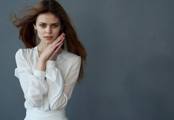 Mulher bonita em glamour vestido branco e luxo estilo elegante fundo cinza — Fotografia de Stock