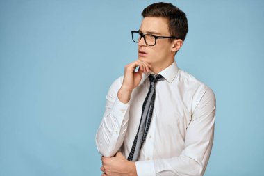 İş adamı beyaz gömlek kravat gözlük kendine güven resmi mavi arka plan