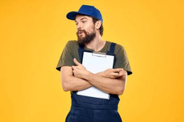 İş formunda çalışan bir adam ulaşım hizmeti sarı arka planda
