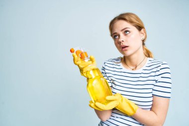 Deterjan temizleyici ev işi yaşam tarzı servis lambası geçmişi olan bir kadın.