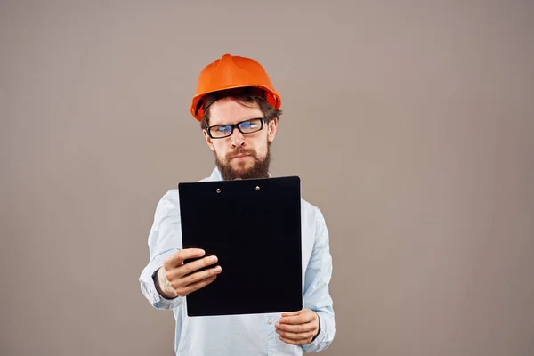 Man in oranje harde hoed professionele veiligheidshandleiding documenten werk — Stockfoto