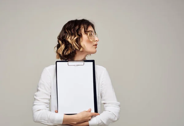 Business woman in a suit with a blank sheet of paper on a light background Copy Space — Stock Photo, Image