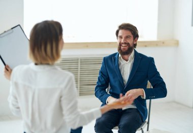 Kadın psikolog hasta profesyonel danışma iletişimi üzerinde çalışıyor.