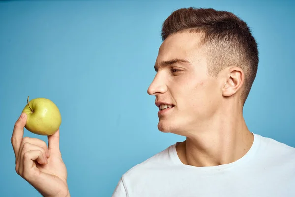 Hombre feliz con frutas frescas gesto con las manos fondo azul blanco camiseta vitaminas manzanas — Foto de Stock