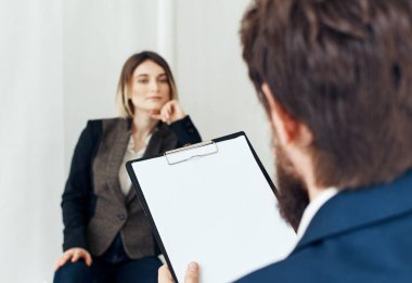 İş görüşmesi için kadın ve çalışan iletişimi belgelerine sahip iş adamı.