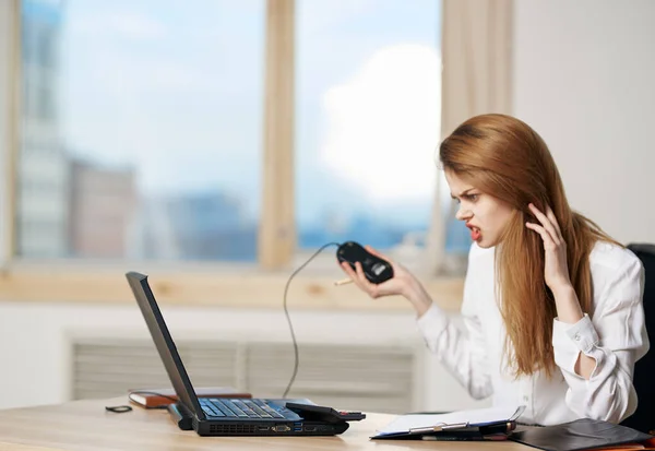 Mujer secretaria escritorio portátil tecnología estilo de vida secretaria —  Fotos de Stock