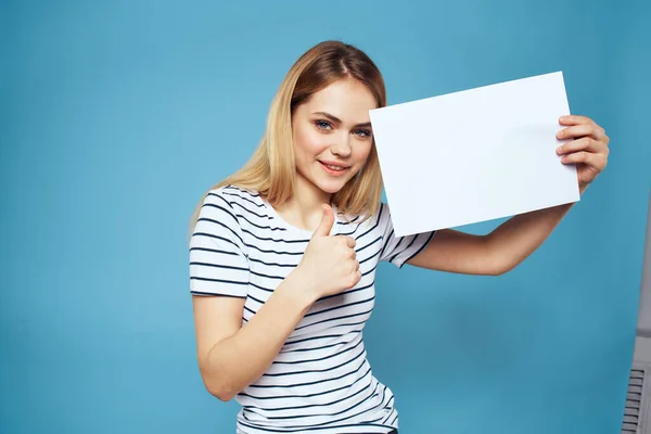 Mulher emocional segurando uma folha de papel em suas mãos estilo de vida close-up fundo azul Espaço Copiar — Fotografia de Stock