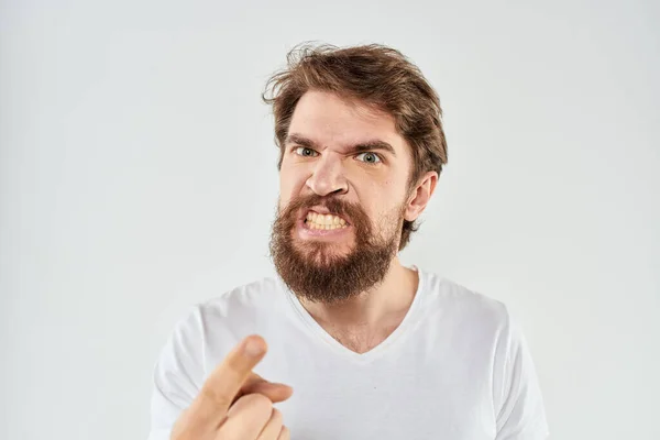 Емоційний чоловік з жестом з бородою своїми руками крупним планом студійна агресія — стокове фото