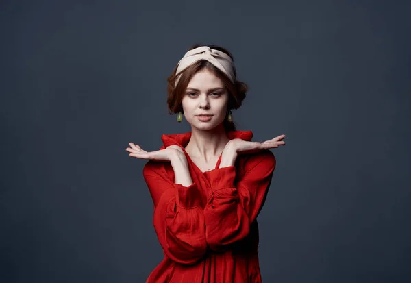 Mulher bonita em vestido vermelho decoração cosméticos glamour studio — Fotografia de Stock