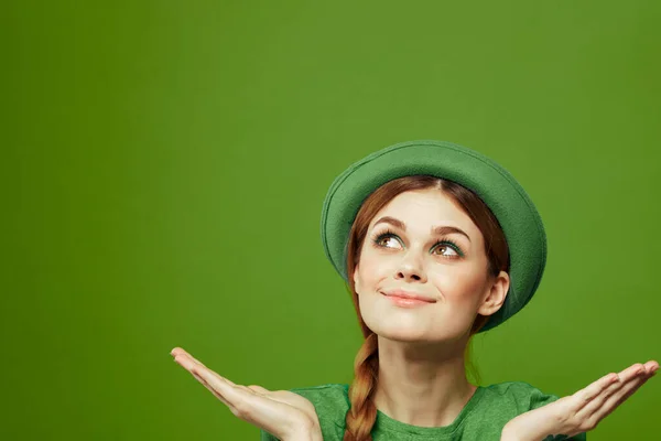 St patricks jour heureux femme vert t-shirt chapeau trèfle vacances amusant — Photo