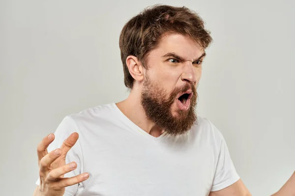 Человек в белой футболке эмоции выражения жеста с руками обрезанный вид светлый фон — стоковое фото