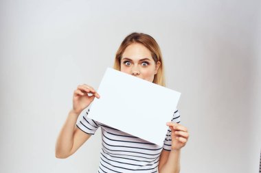 Elinde bir kağıt tutmakta olan kadın yaşam tarzı çizgili tişört kırpılmış görünüm kopyalama alanı