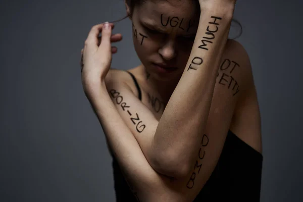 Frau mit Inschriften auf dem Körper Frustration und Unzufriedenheit Emotionen Lebensstil grauer Hintergrund — Stockfoto